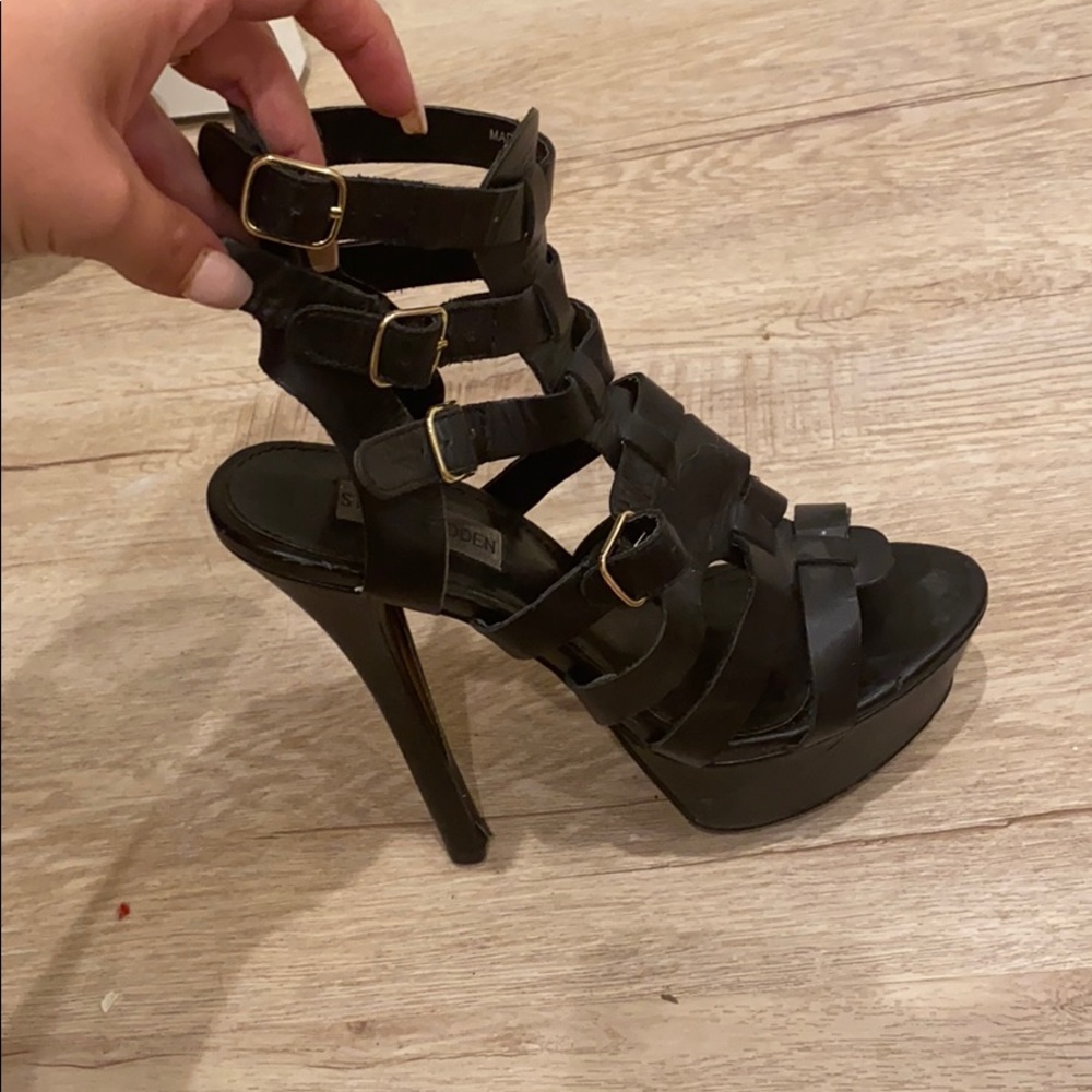 Black pumps